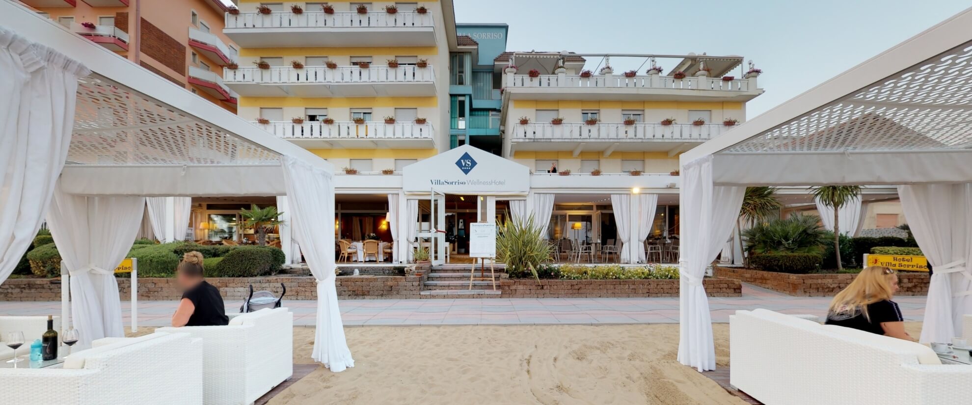 Hotel & Residence Villa Sorriso in Jesolo – Gedeckter Tisch im Restaurant mit Blick ins Grüne | Wellnesshotel Adria