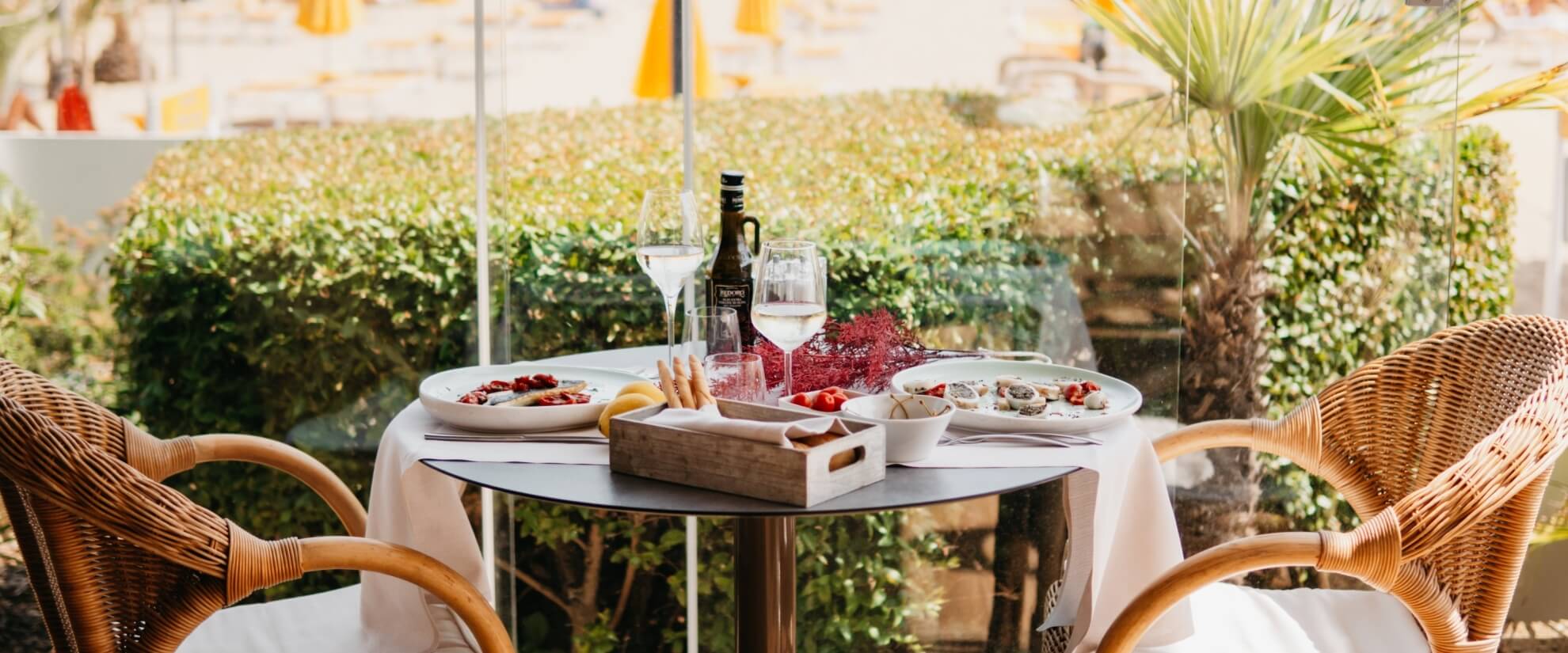 Hotel & Residence Villa Sorriso in Jesolo – Gedeckter Tisch im Restaurant mit Blick ins Grüne | Wellnesshotel Adria