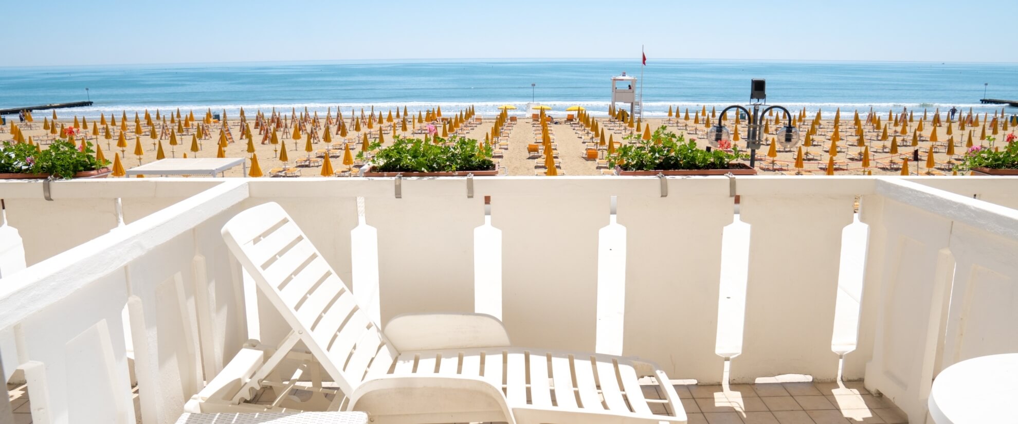 Hotel & Residence Villa Sorriso in Jesolo – Balkonblick auf den Strand mit Sonnenschirmen und Meer | Wellnesshotel Venetien