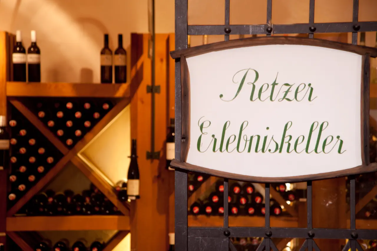 Schild 'Retzer Erlebniskeller' im Weinkeller des Hotel Althof Retz. Einblick in die Weinwelt des Hotels.