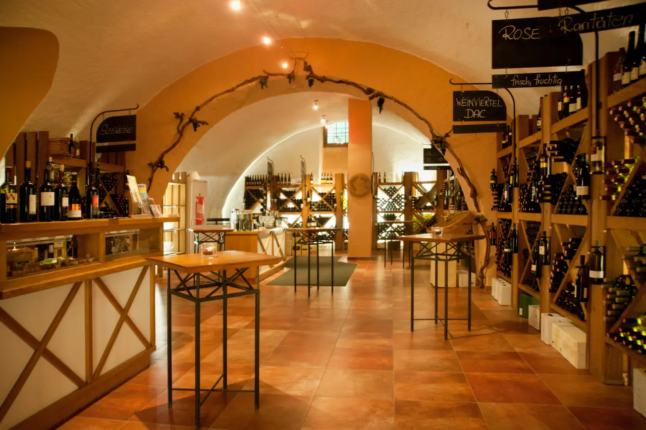 Historischer Weinkeller mit Weinregalen und Degustationstischen im Hotel Althof Retz