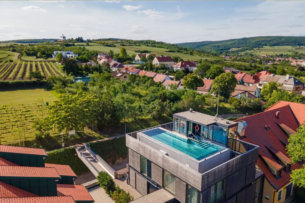 Dachpool des Hotel Althof Retz mit Blick auf Weinberge und die malerische Landschaft von Retz.