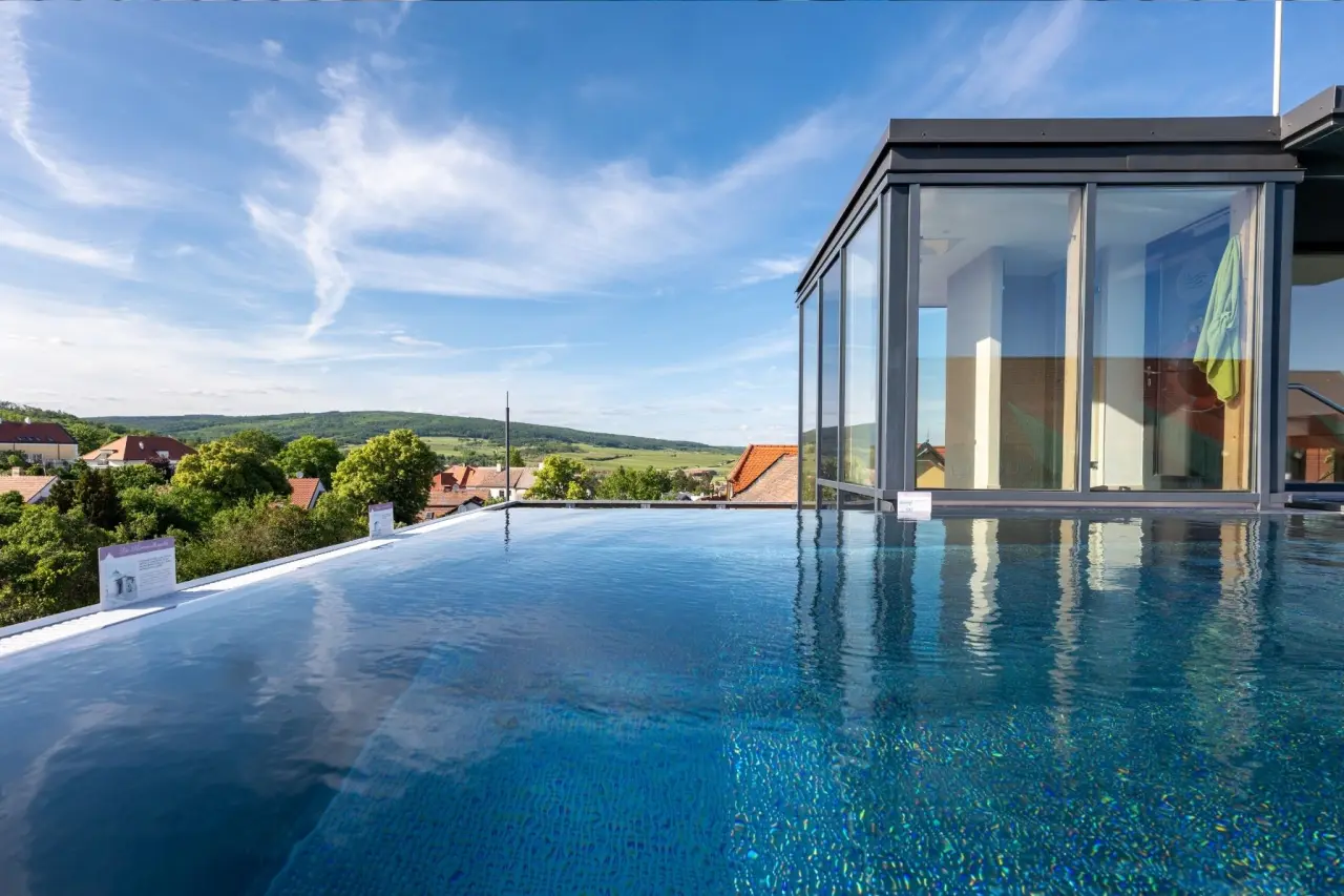 Infinity Pool auf dem Dach des Hotel Althof Retz mit Panoramablick über die Weinberge und die Stadt Retz.