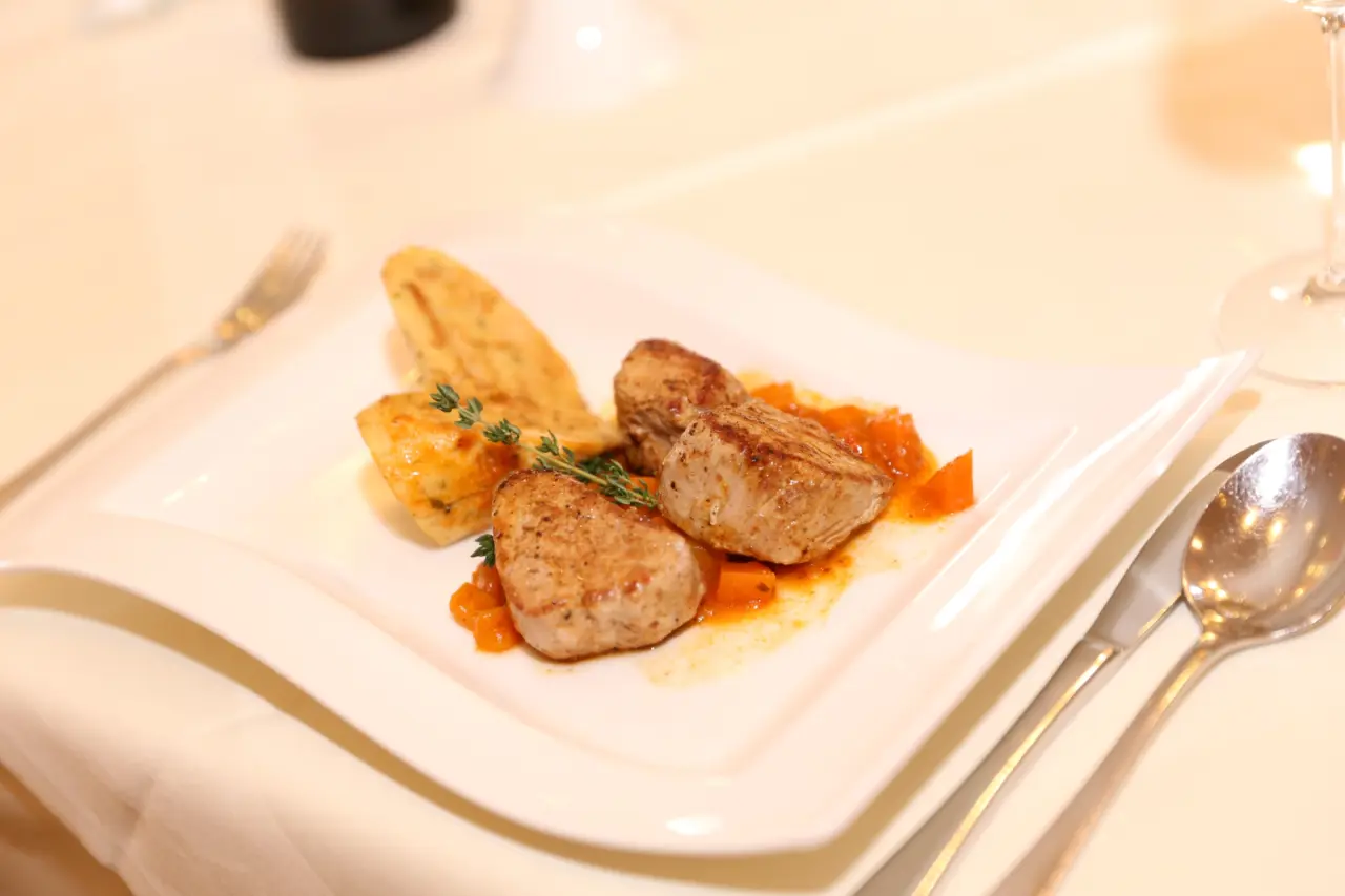 Fein angerichtetes Gericht mit Fleisch und Beilage im Restaurant des Hotel Althof Retz.