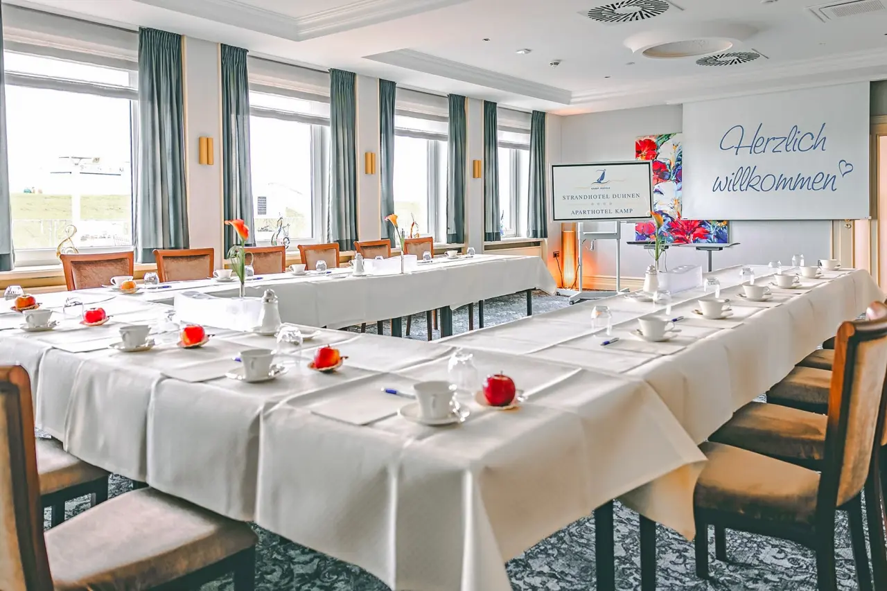 Professioneller Konferenzraum im U-Form mit Präsentationstechnik und Blick nach draußen im Strandhotel Duhnen.
