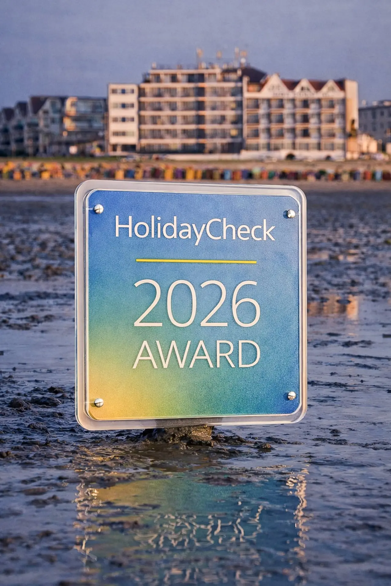 HolidayCheck 2026 Award für das Strandhotel Duhnen im Wattenmeer mit Hotelgebäude im Hintergrund.