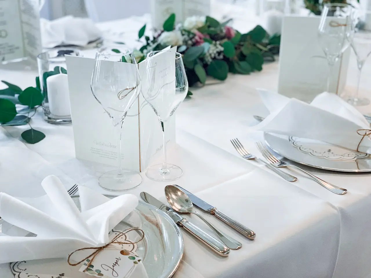 Elegant gedeckter Tisch mit Besteck, Gläsern und Blumendeko im Restaurant des Strandhotel Duhnen.