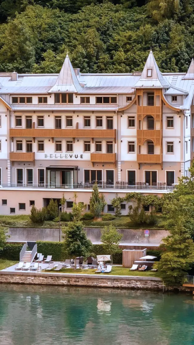 Seehotel Bellevue in Zell am See – Hotelgebäude am Seeufer mit Liegewiese | Wellnesshotel Salzburger Land