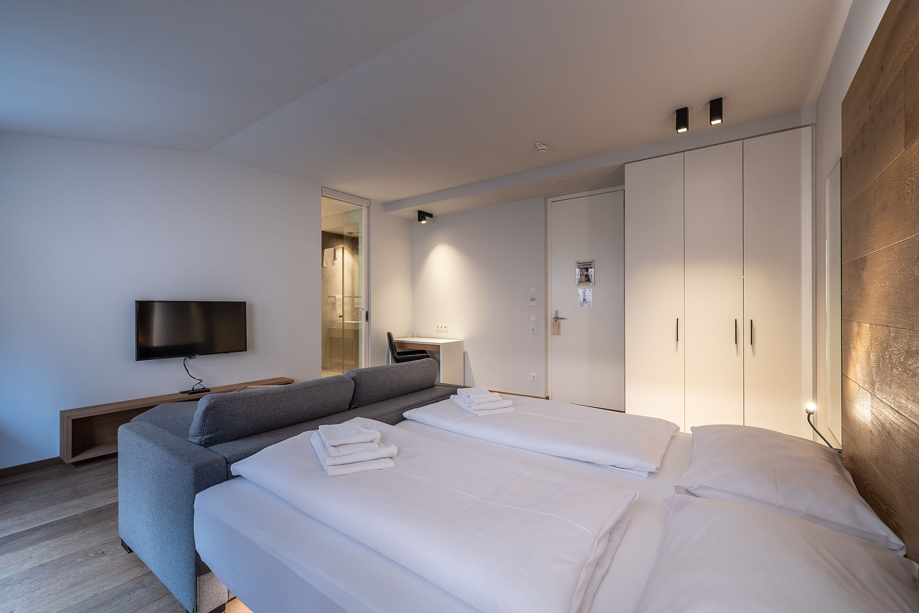 Seehotel Bellevue in Zell am See – Modernes Doppelzimmer mit Sofa und TV | Wellnesshotel Salzburger Land