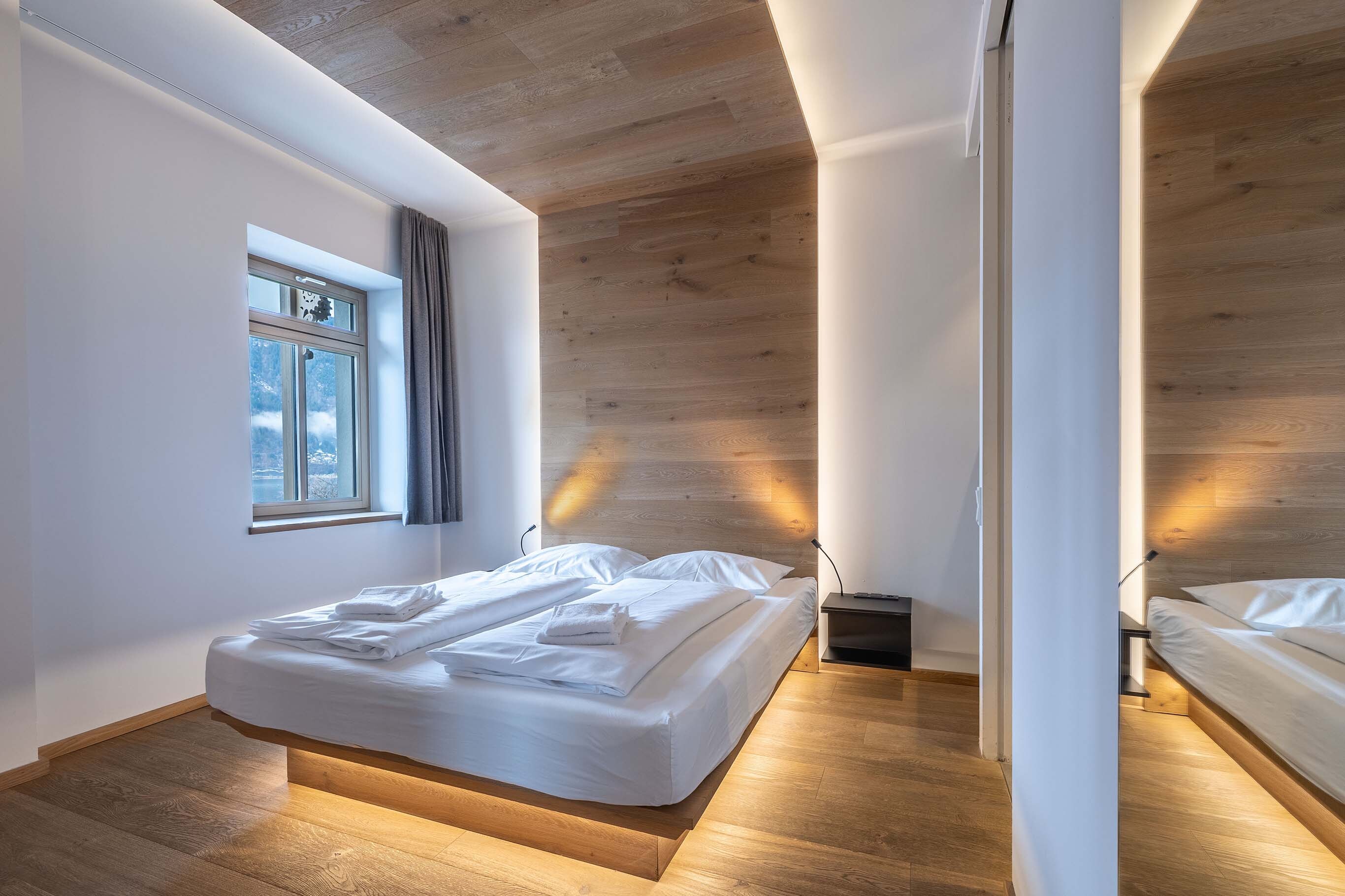Seehotel Bellevue in Zell am See – Gemütliches Doppelzimmer mit Holzelementen und Bergblick | Wellnesshotel Salzburger Land