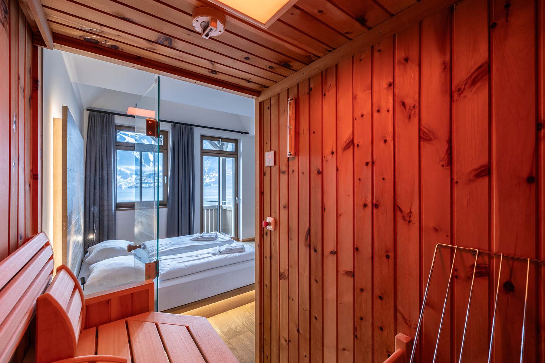 Seehotel Bellevue in Zell am See – Private Sauna mit Blick in ein Zimmer mit Bergaussicht | Wellnesshotel Salzburger Land