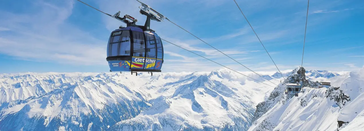 Gondelbahn 'Gletscherbus' vor dem beeindruckenden Bergpanorama des Hintertuxer Gletschers, ideal für Hotel Neuhintertux Gäste.