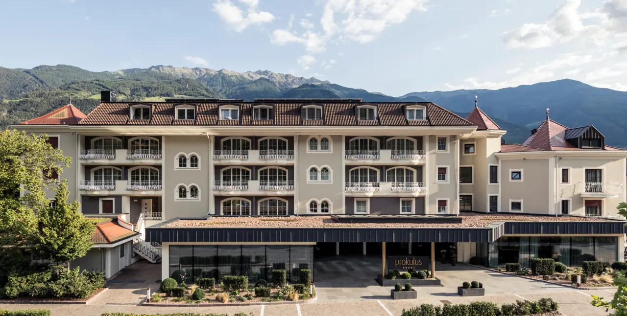Hotel Prokulus in Naturns – Außenansicht der Hotelfassade mit Bergpanorama | Wellnesshotel Südtirol