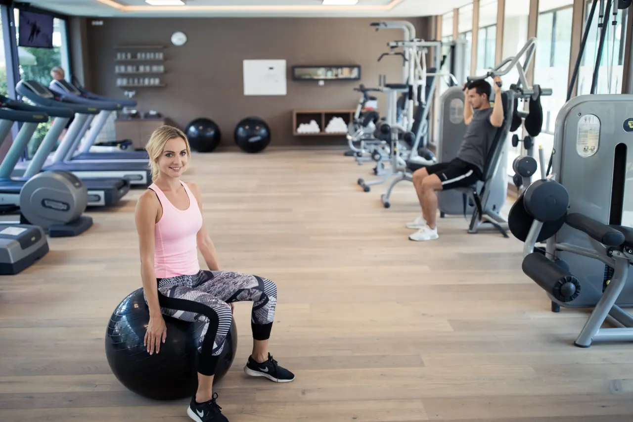 Hotel Prokulus in Naturns – Moderner Fitnessraum mit Trainingsgeräten und Gästen | Wellnesshotel Südtirol