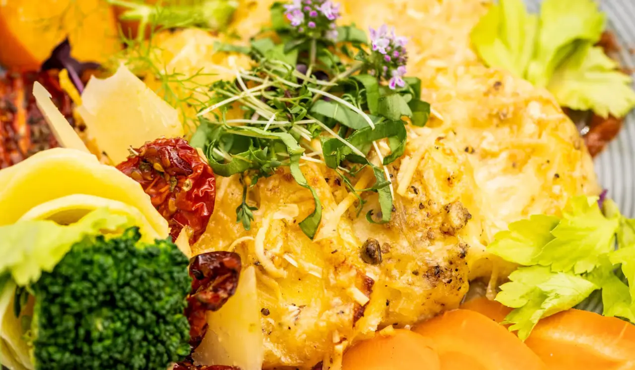 Appetitliches, gesundes Gericht mit frischem Gemüse, Käse und Kräutern im Menschels Vitalresort.