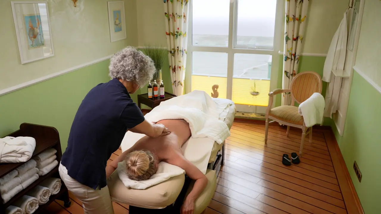 Entspannende Rückenmassage im Spa-Behandlungsraum des Hotel Strandperle mit Blick nach draußen.