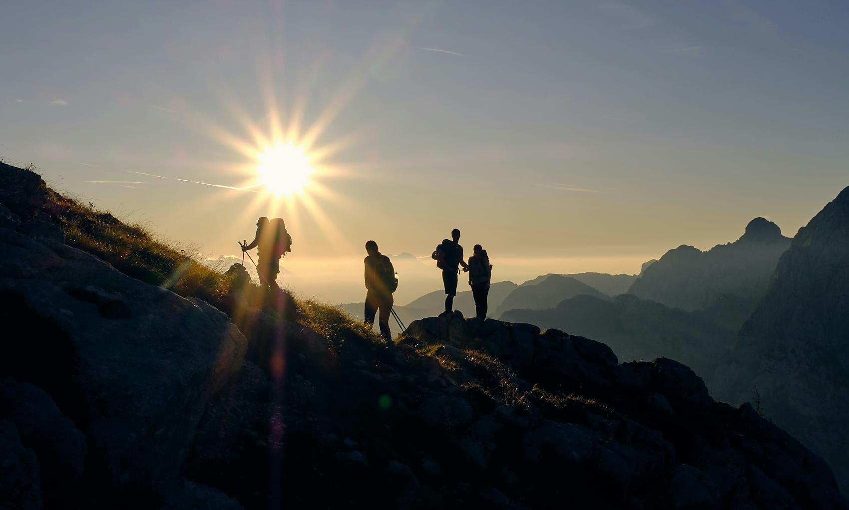 Damülser Hof in Damüls – Wanderer bei Sonnenaufgang in den Bergen | Wellnesshotel Vorarlberg