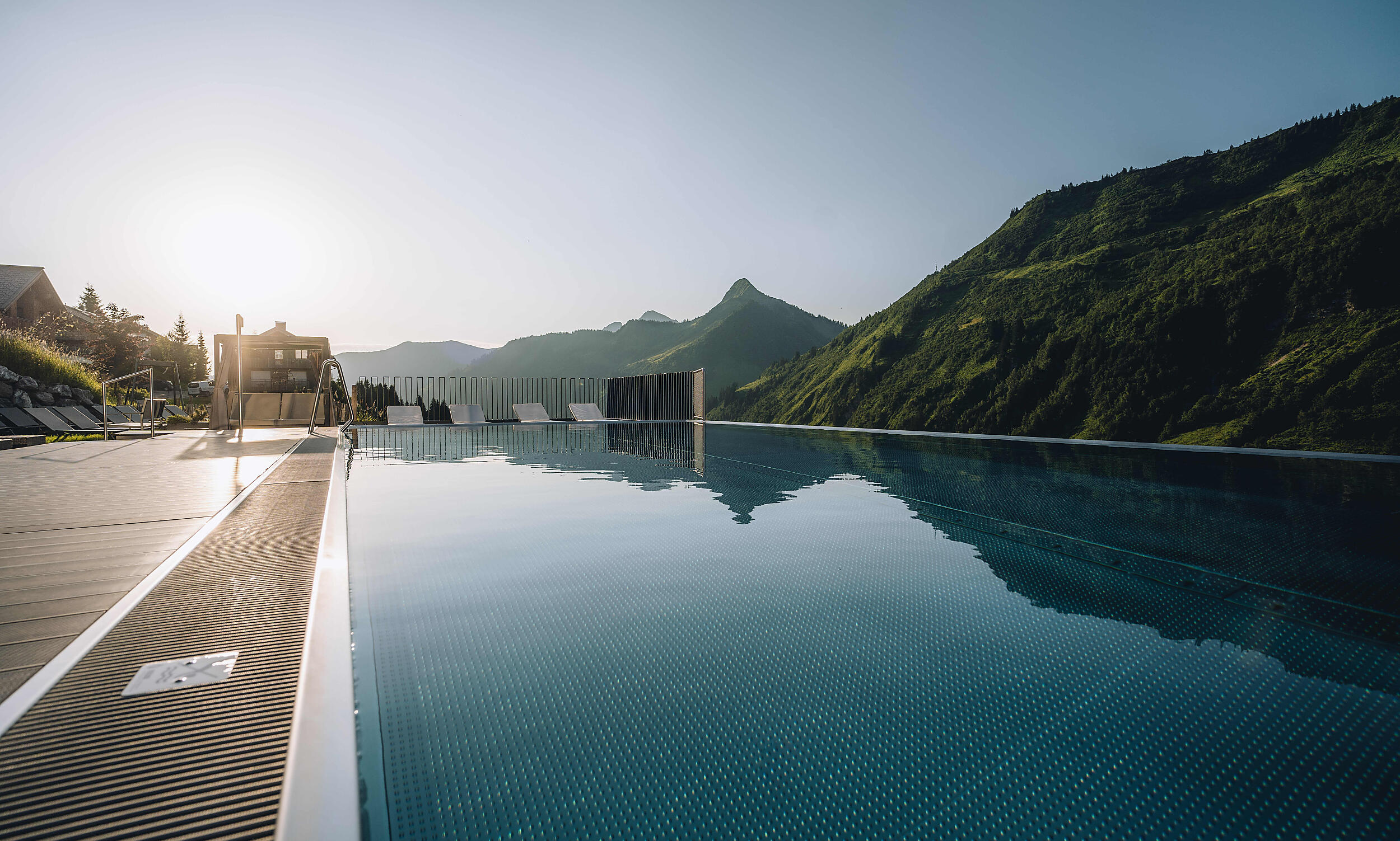 Damülser Hof in Damüls – Infinity-Außenpool mit Panoramablick auf die Berge | Wellnesshotel Vorarlberg