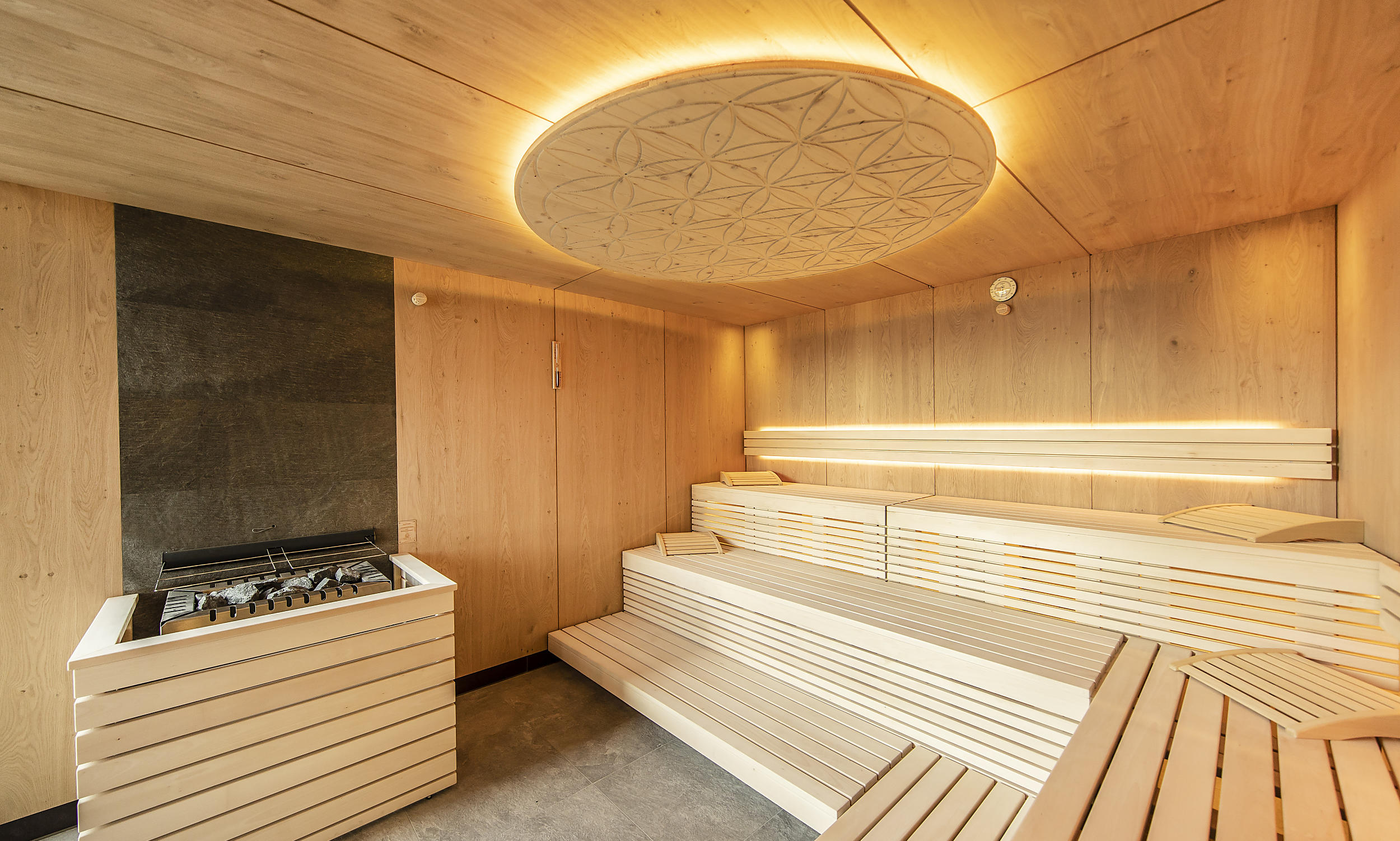 Damülser Hof in Damüls – Moderne Holzsauna mit indirekter Beleuchtung | Wellnesshotel Vorarlberg