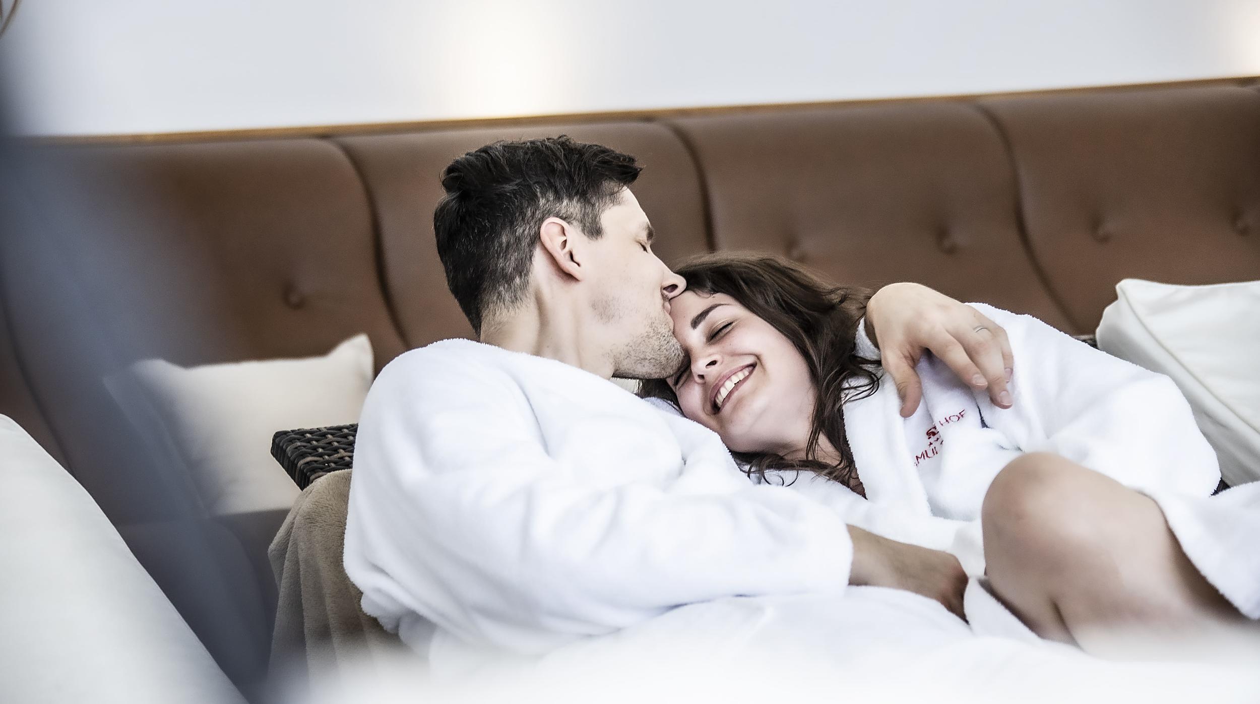 Damülser Hof in Damüls – Paar im Bademantel entspannt im Wellnessbereich | Wellnesshotel Vorarlberg