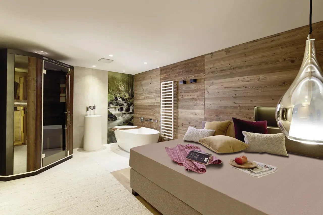 Luxuriöses Hotelzimmer im ZillergrundRock Luxury Mountain Resort mit privater Sauna, freistehender Badewanne und Bergblick-Wandbild.