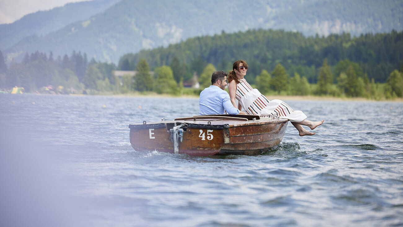 Das Walchsee Sportresort in Walchsee – Paar bei einer Bootsfahrt auf dem malerischen Walchsee | Wellnesshotel Tirol