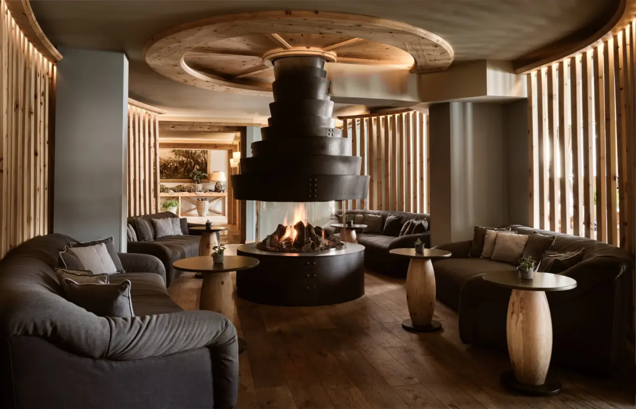 Einladende Hotellobby mit modernem Kamin und bequemen Sofas im Precise Tale Seehof Davos.
