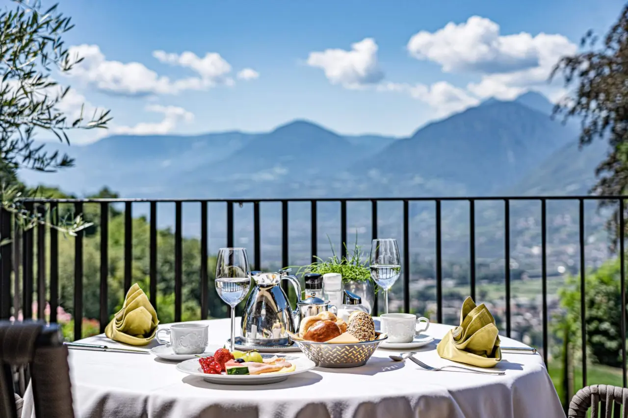 Breakfast Hotel Traubenheim in Dorf Tirol – Frühstückstisch auf der Terrasse mit Bergblick | Wellnesshotel Südtirol