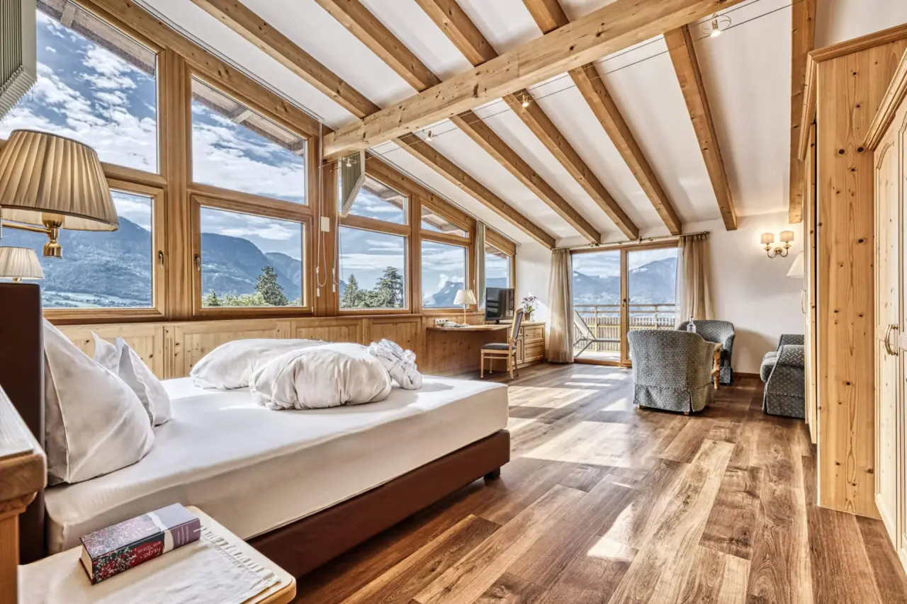 Breakfast Hotel Traubenheim in Marling – Helles Hotelzimmer mit Holzbalken und Bergblick | Wellnesshotel Südtirol