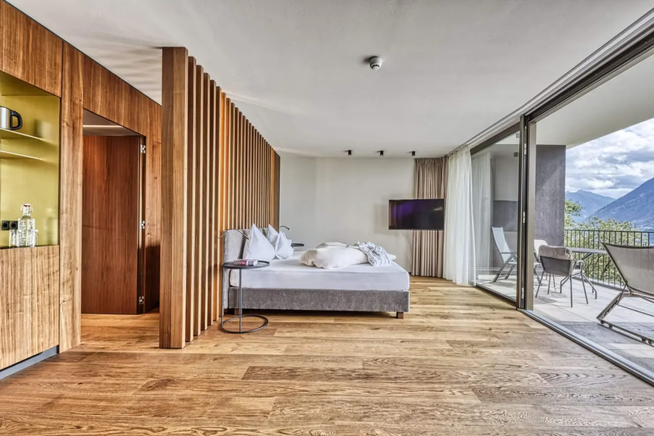 Breakfast Hotel Traubenheim in Nals – Modernes Doppelzimmer mit Balkon und Bergblick | Wellnesshotel Südtirol