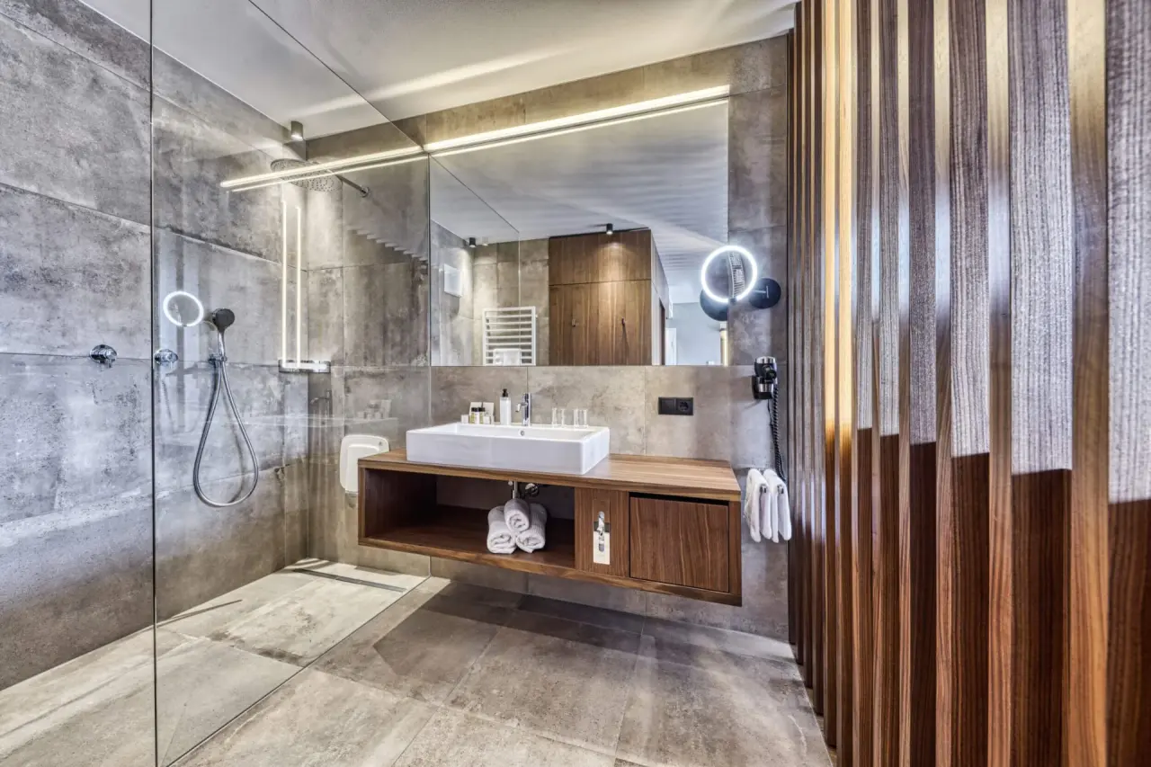 Breakfast Hotel Traubenheim in Nals – Modernes Badezimmer mit Regendusche | Wellnesshotel Südtirol