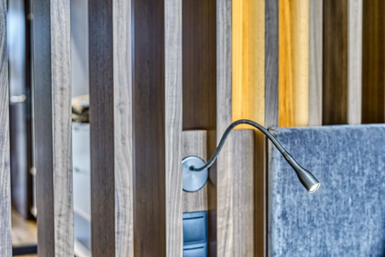 Breakfast Hotel Traubenheim in Nals – Moderne Leselampe und Holzdesign im Hotelzimmer | Wellnesshotel Südtirol