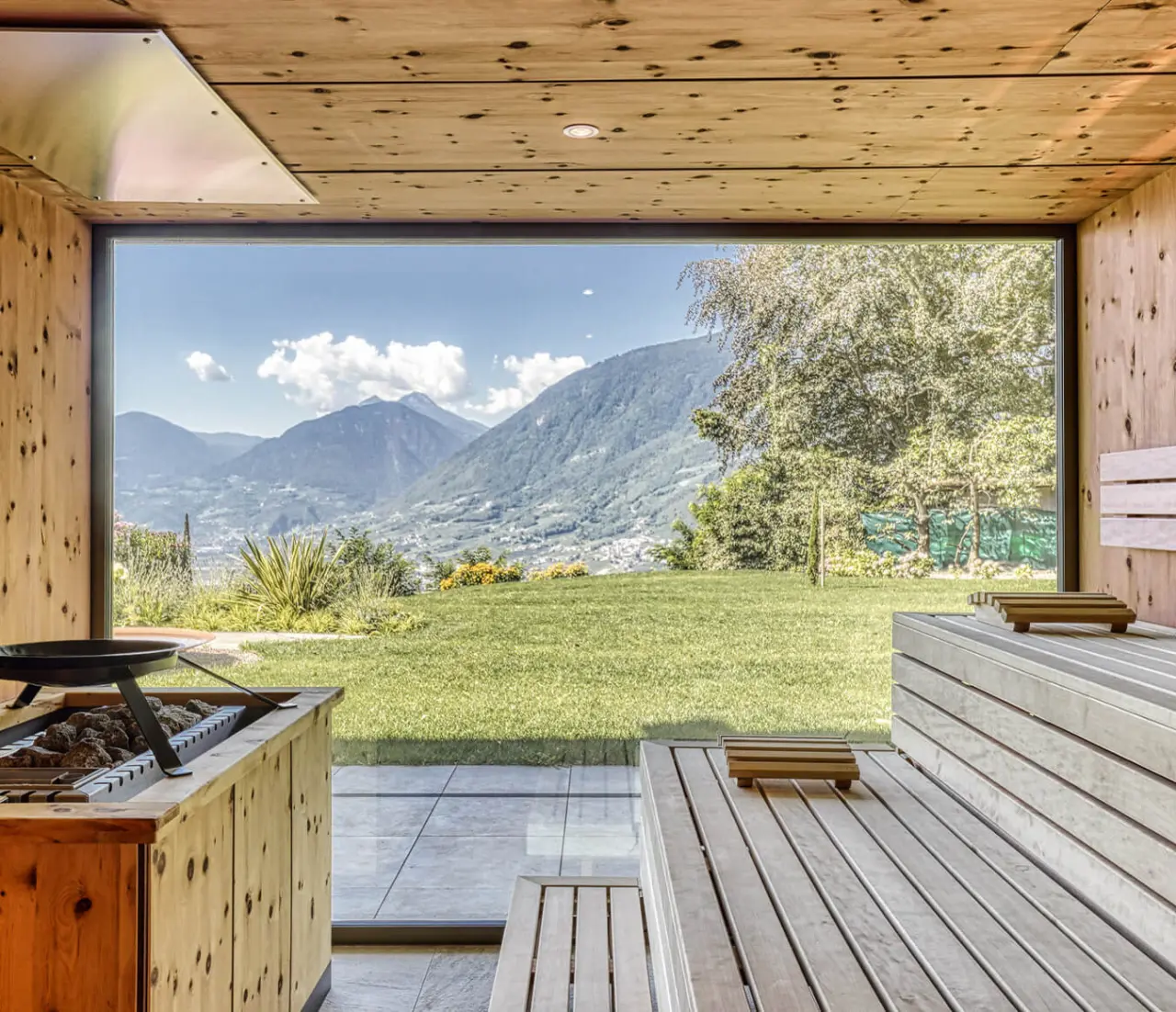 Breakfast Hotel Traubenheim in Dorf Tirol – Panorama-Sauna mit Bergblick und Garten | Wellnesshotel Südtirol