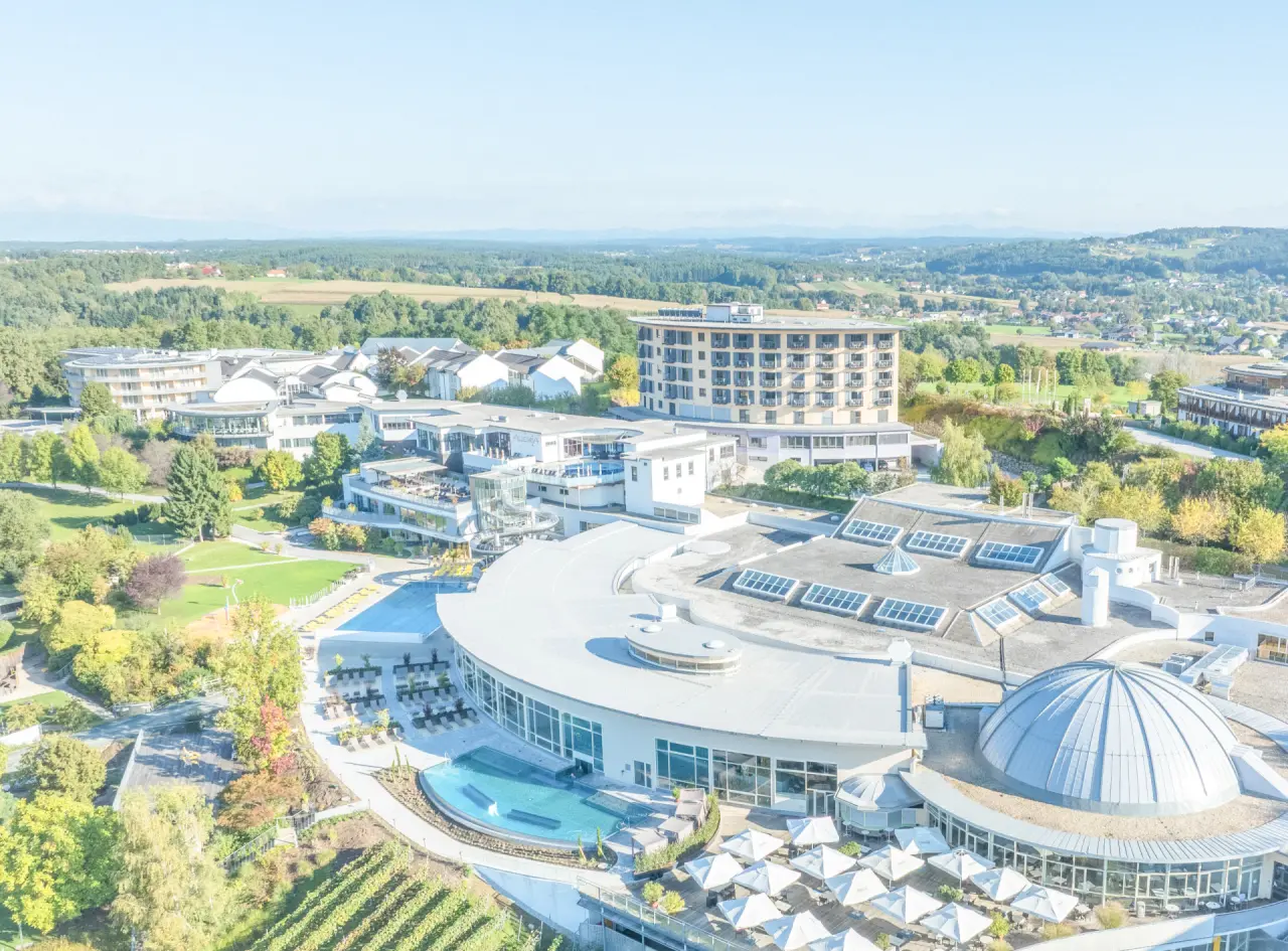 Luftaufnahme des Allegria Resort Stegersbach mit weitläufiger Pool- und Spa-Anlage inmitten grüner Landschaft.