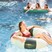 Gast entspannt auf Schwimmreifen im Erlebnisbecken des Allegria Resort Stegersbach. Ideal für Wellness und Badespaß.