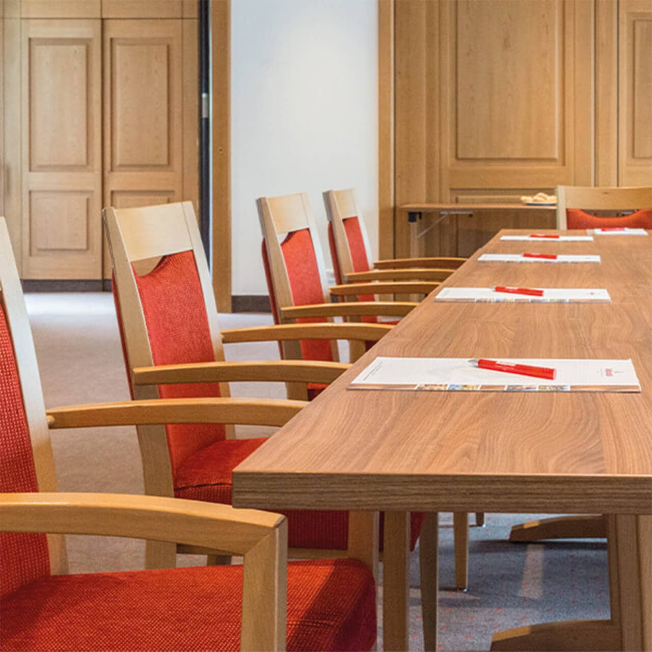 Hotel Waldsägmühle in Pfalzgrafenweiler-Kälberbronn – Heller Konferenzraum mit Holztischen | Wellnesshotel Schwarzwald