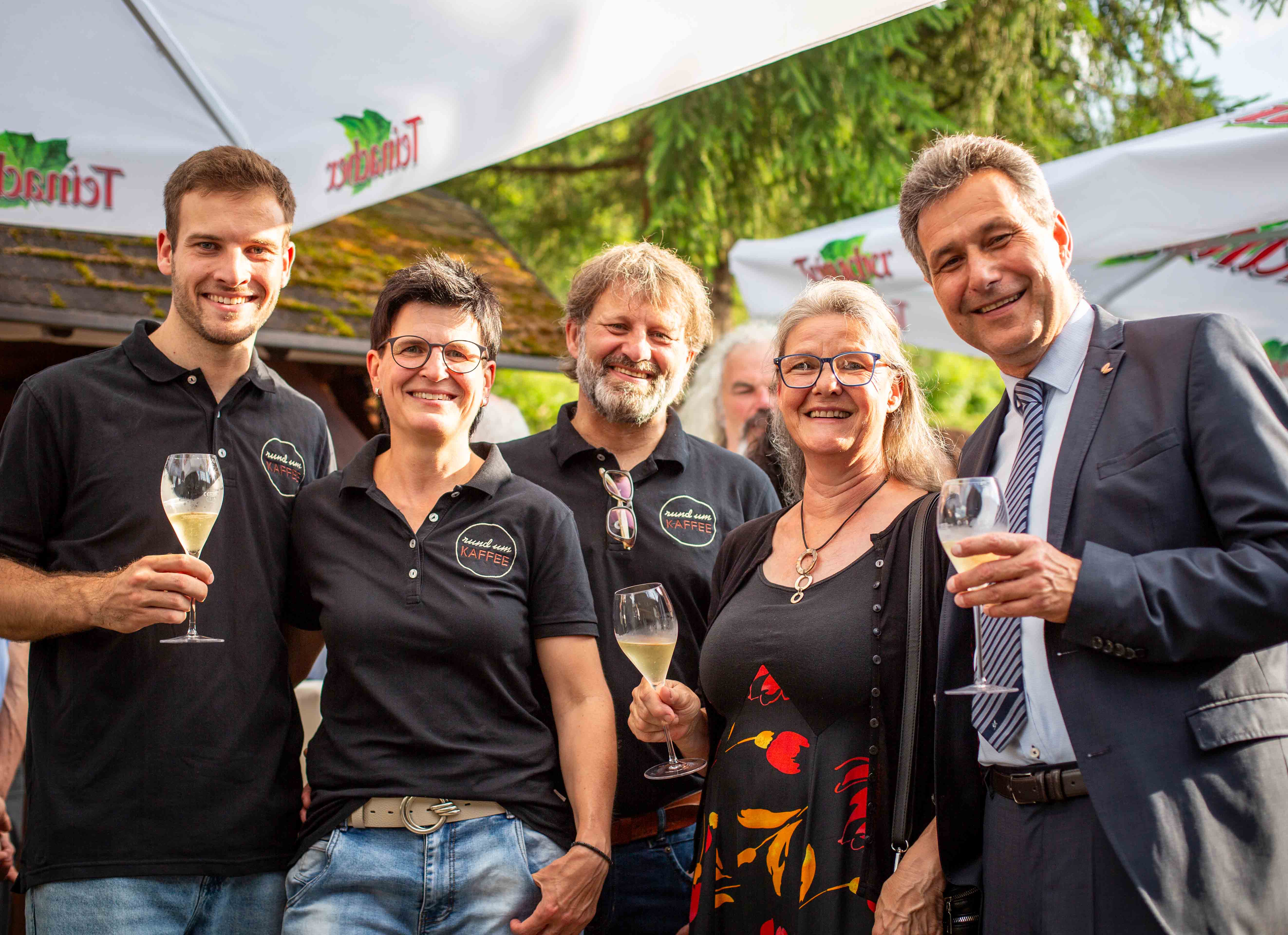 Hotel Waldsägmühle in Pfalzgrafenweiler-Kälberbronn – Fröhliche Gäste bei einem Empfang im Freien | Wellnesshotel Schwarzwald
