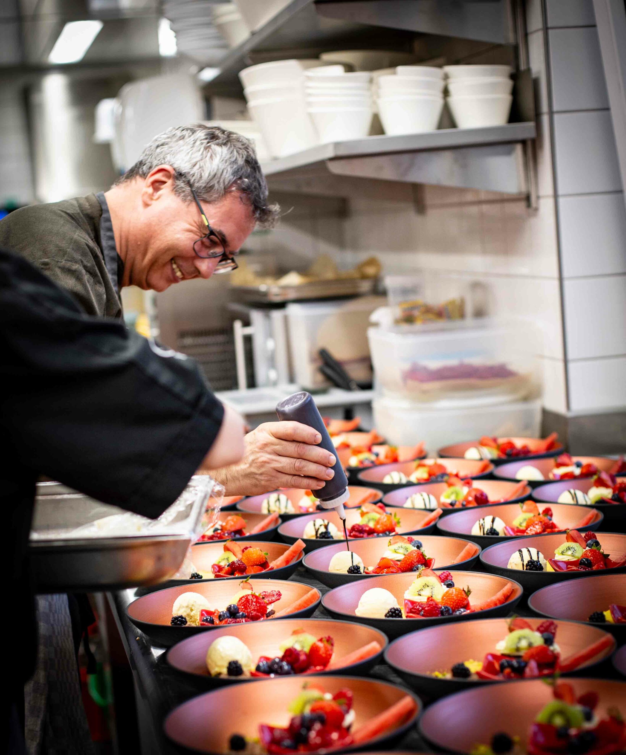 Hotel Waldsägmühle in Pfalzgrafenweiler-Kälberbronn – Küchenchef beim Anrichten von Desserts | Wellnesshotel Schwarzwald