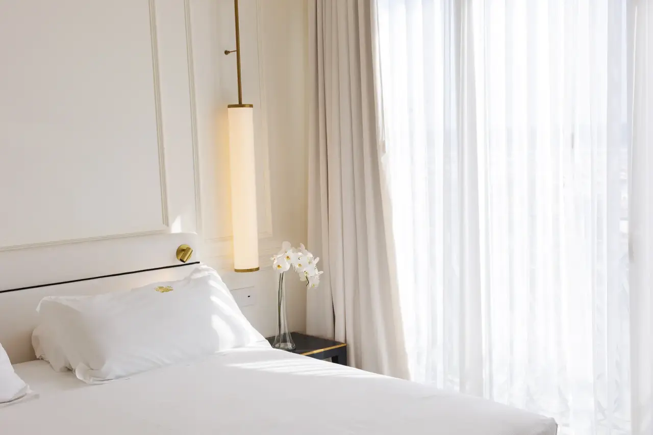 Hotel De Londres in San Sebastián – Helles Hotelzimmer mit weißem Bett und Designerlampe | Wellnesshotel Baskenland