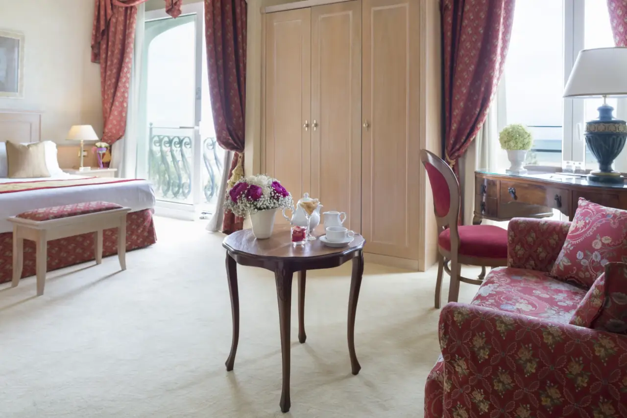 Hotel De Londres in Rimini – Klassisches Doppelzimmer mit Balkon und Sitzecke | Wellnesshotel Adriaküste