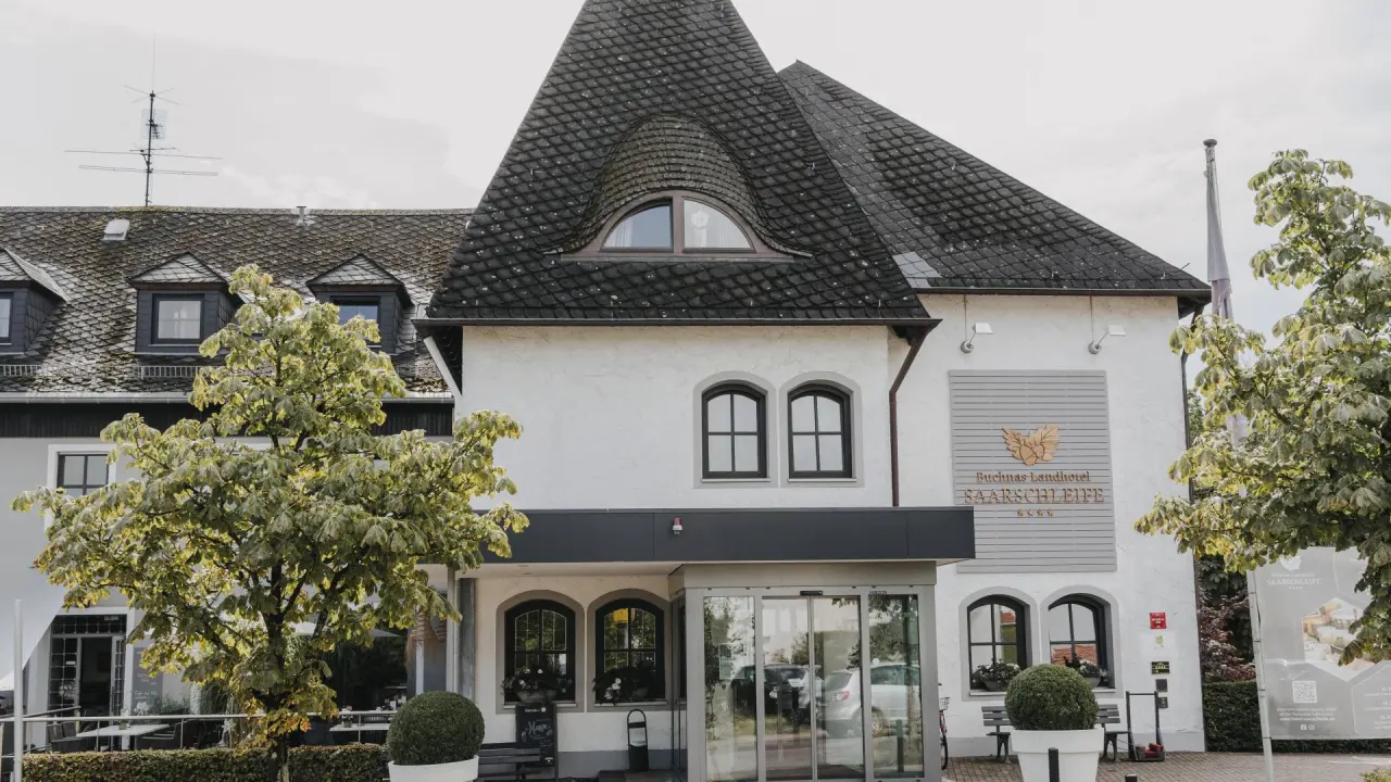 Aussenansicht des Buchnas Landhotel Saarschleife mit Eingangsbereich und charakteristischem Dach.