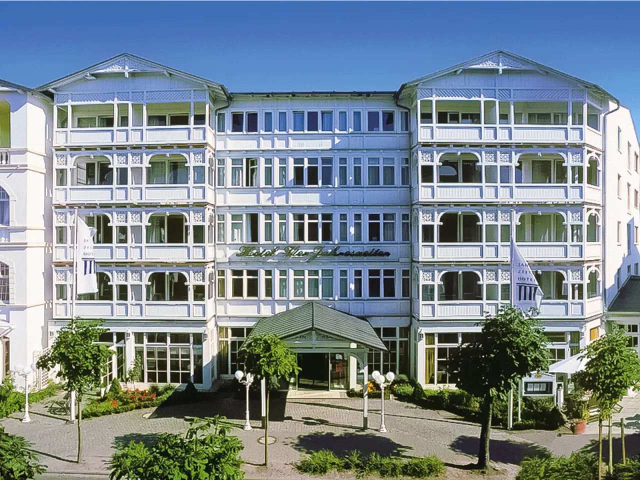 Aussenansicht des Hotel Vier Jahreszeiten Binz in Binz, Rügen. Klassische Bäderarchitektur unter blauem Himmel.