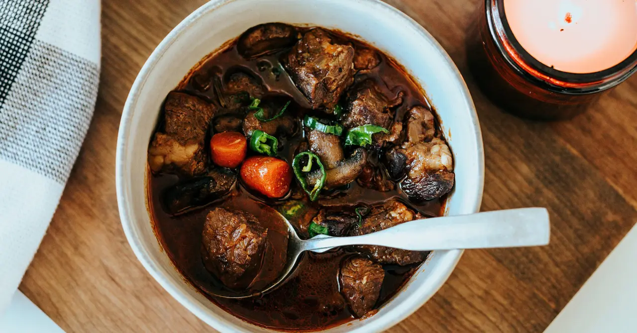 Herzhafter Eintopf mit Fleisch, Pilzen und Karotten, serviert im Restaurant des Hotel Klausnerhof.