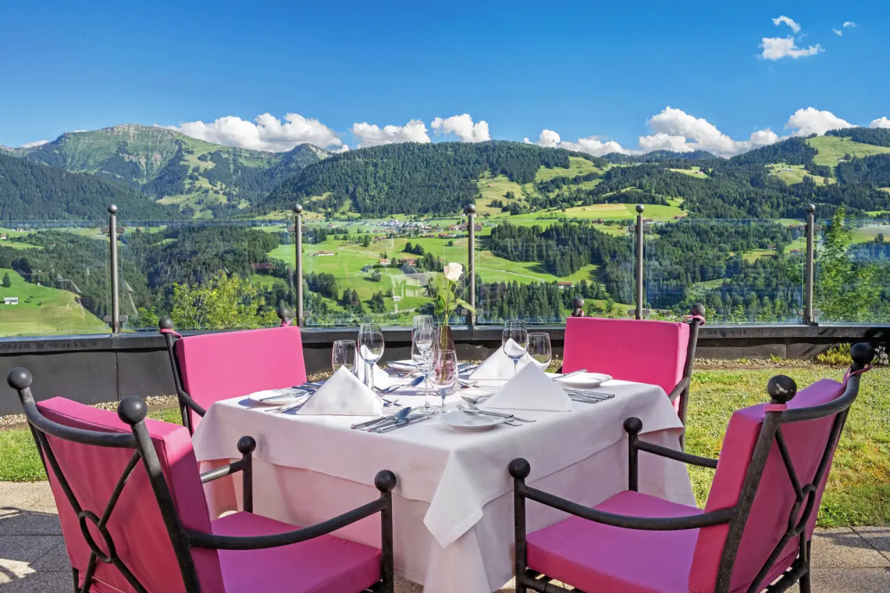 Gedeckter Tisch auf der Terrasse des 5* Sport- & Wellnesshotel Allgäu Sonne mit Panoramablick auf die Allgäuer Alpen.