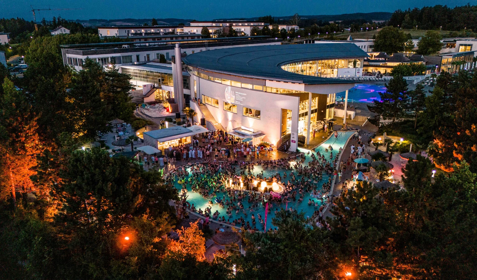 4*S Hotel Spa Resort Geinberg in Geinberg – Beleuchtete Thermenlandschaft bei Nacht | Wellnesshotel Oberösterreich