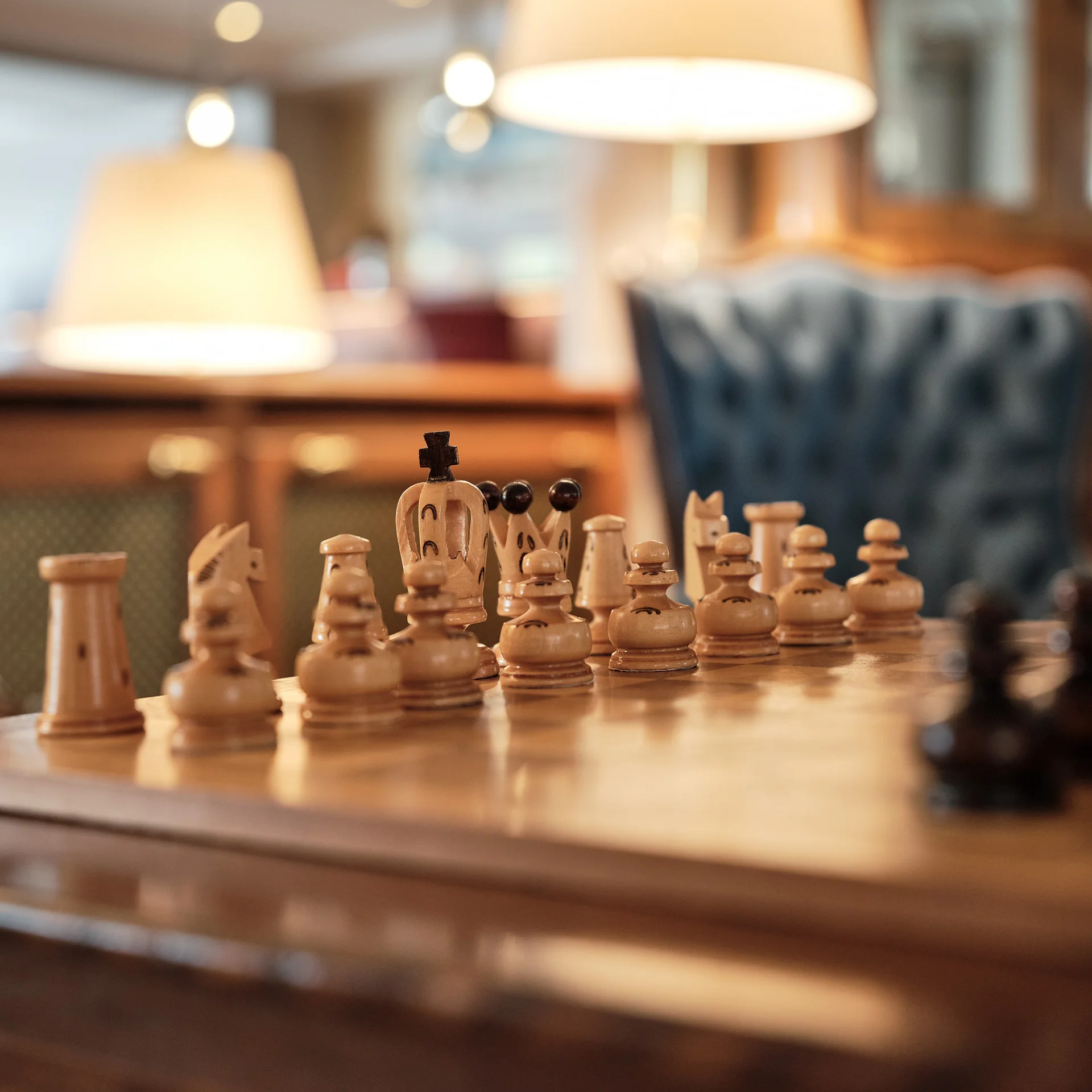 Ferien- und Wellnesshotel Reppert in Hinterzarten – Schachspiel in der gemütlichen Hotellounge | Wellnesshotel Schwarzwald