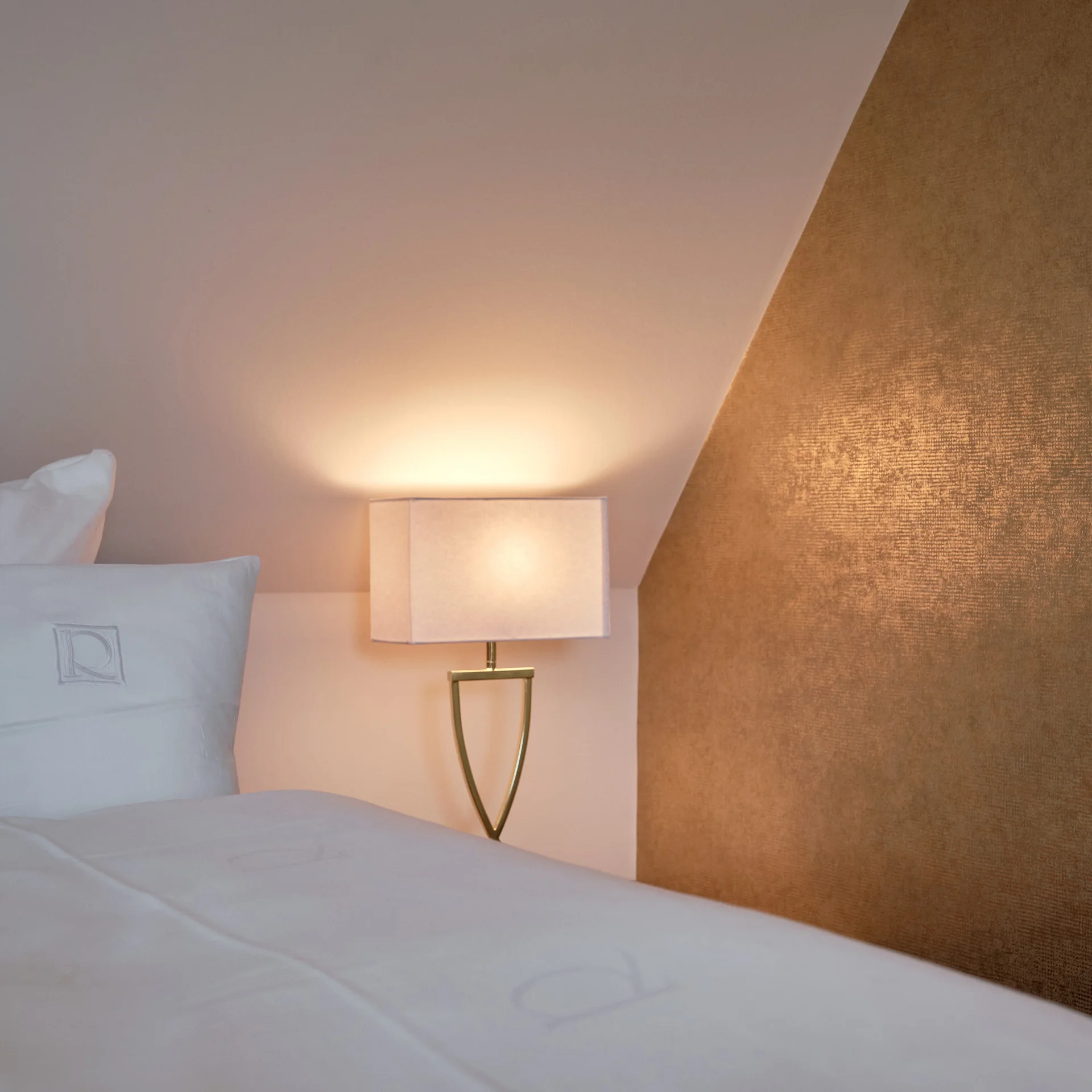 Ferien- und Wellnesshotel Reppert in Hinterzarten – Gemütliches Hotelzimmer mit Nachttischlampe | Wellnesshotel Schwarzwald