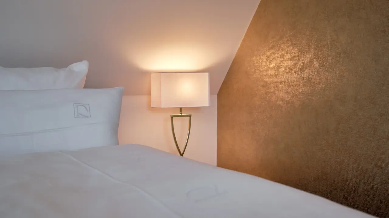 Ferien- und Wellnesshotel Reppert in Hinterzarten – Gemütliches Hotelzimmer mit Nachttischlampe | Wellnesshotel Schwarzwald