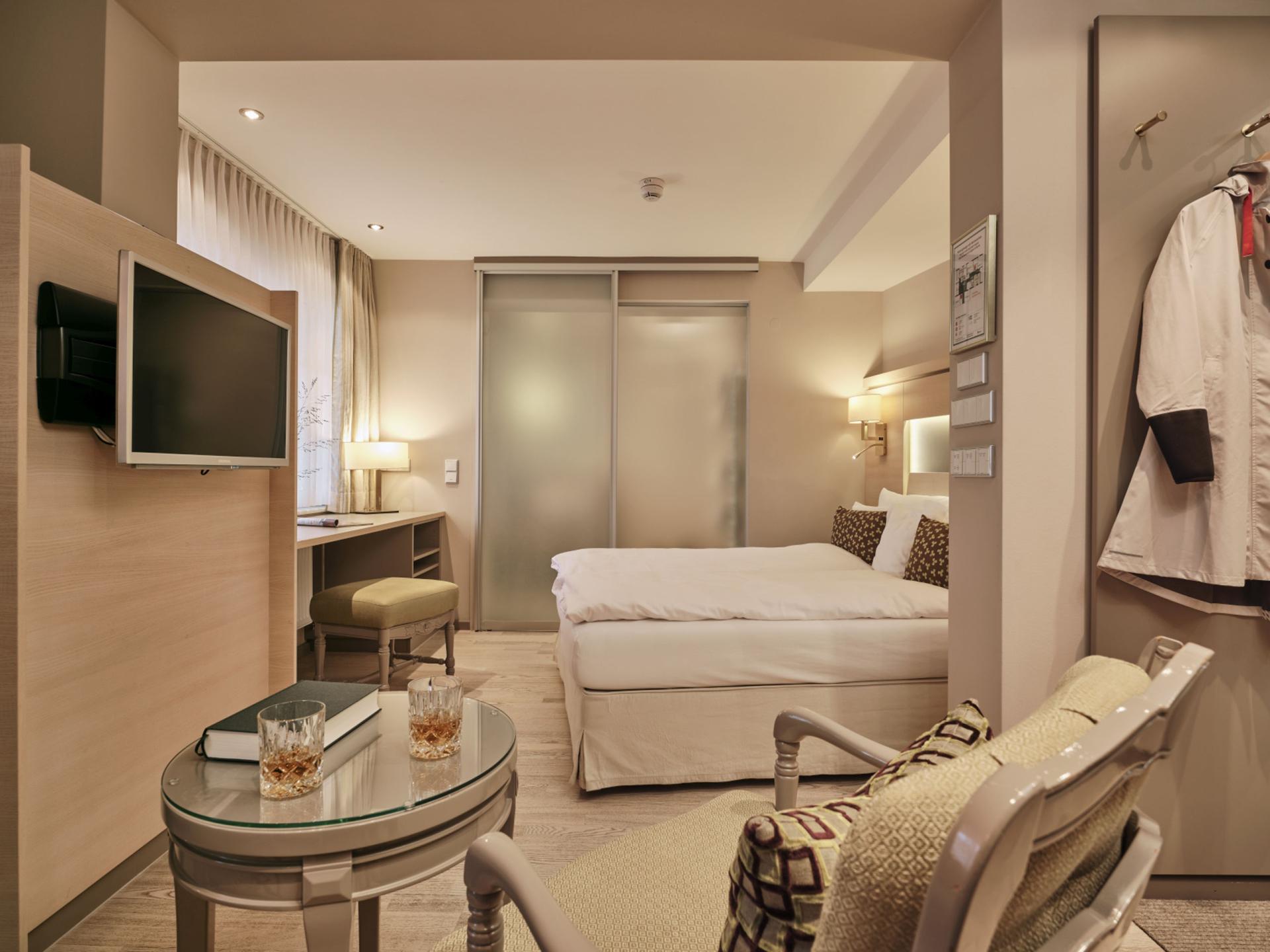 Ferien- und Wellnesshotel Reppert in Hinterzarten – Komfortables Doppelzimmer mit Sitzbereich | Wellnesshotel Schwarzwald