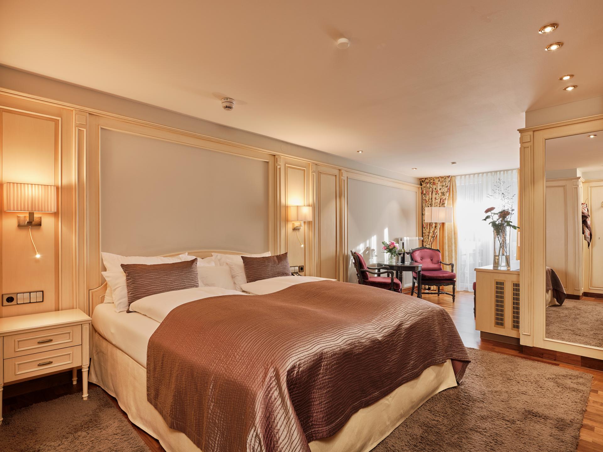 Ferien- und Wellnesshotel Reppert in Hinterzarten – Geräumiges Hotelzimmer mit elegantem Dekor | Wellnesshotel Schwarzwald